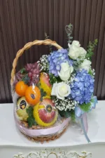 กระเช้าผลไม้ดอกไม้สด