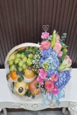 กระเช้าผลไม้สดดอกไม้สด