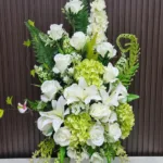 แจกันดอกไม้ประดิษฐ์สีขาวเขียว