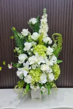 แจกันดอกไม้ประดิษฐ์สีขาวเขียว