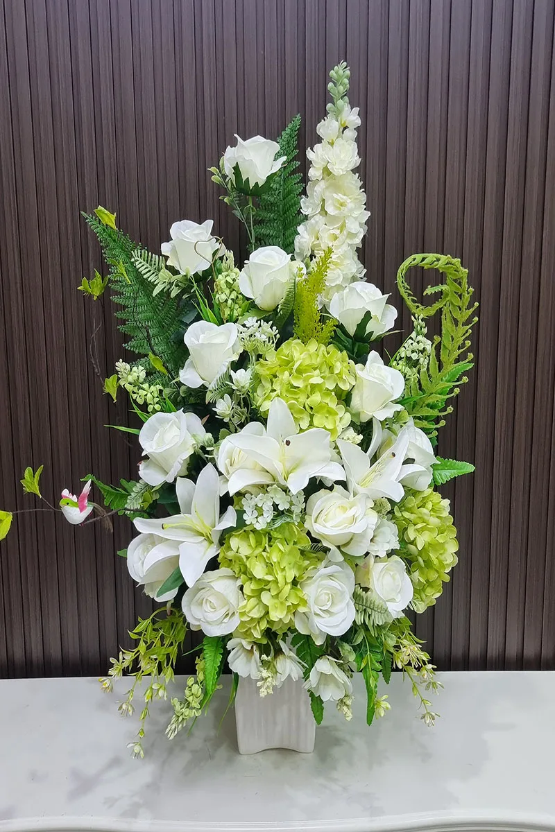 แจกันดอกไม้ประดิษฐ์สีขาวเขียว