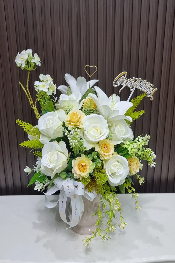 แจกันดอกไม้ประดิษฐ์สีขาว