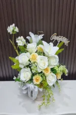 แจกันดอกไม้ประดิษฐ์สีขาว