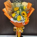 ช่อดอกไม้สดสีส้ม