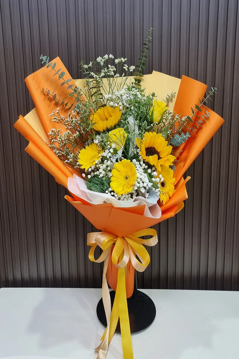 ช่อดอกไม้สดสีส้ม