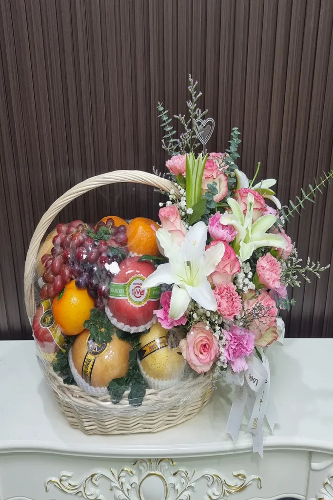 กระเช้าผลไม้ดอกไม้สด