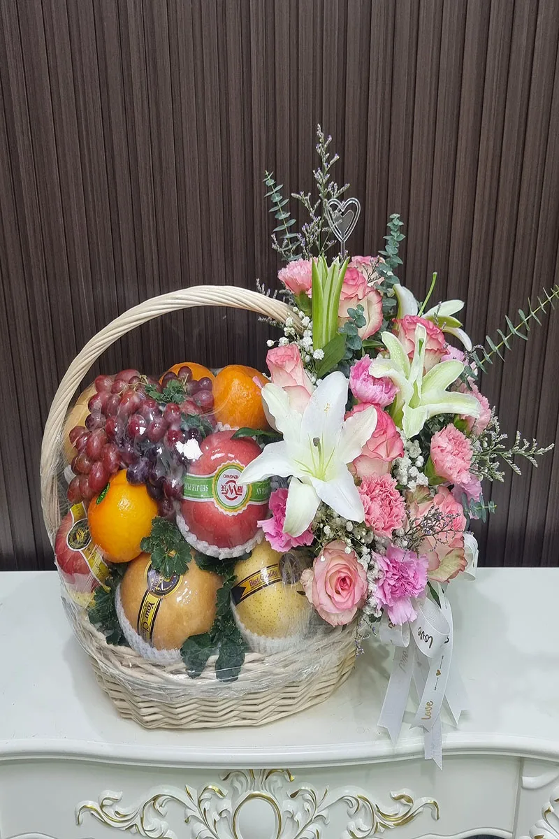 กระเช้าผลไม้ดอกไม้สด