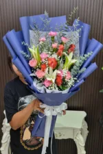 ช่อดอกไม้สดสีส้มขาวห่อสีฟ้า