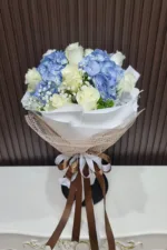 ช่อดอกไม้สดสีฟ้า