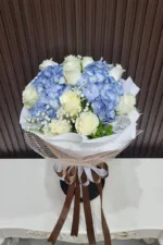 ช่อดอกไม้สดสีฟ้าขาว