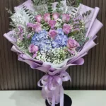 ช่อดอกไม้สดสีม่วง