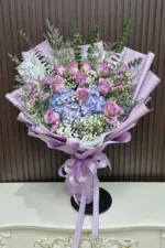 ช่อดอกไม้สดสีม่วง