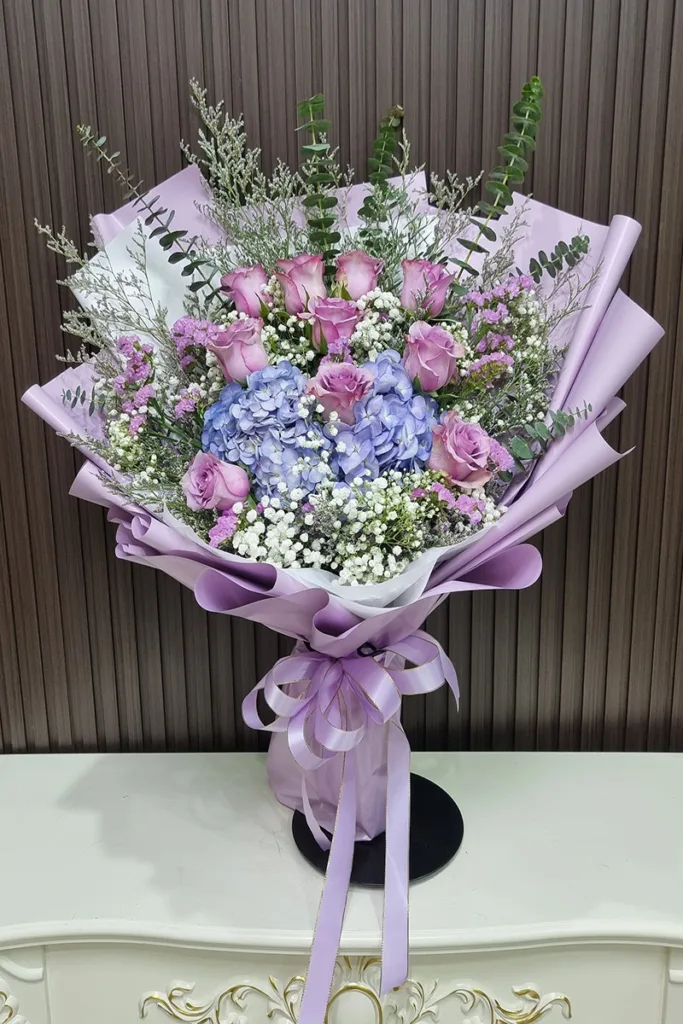 ช่อดอกไม้สดสีม่วง