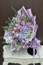 ช่อดอกไม้สดสีม่วง