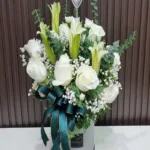 แจกันดอกไม้สดสีขาว