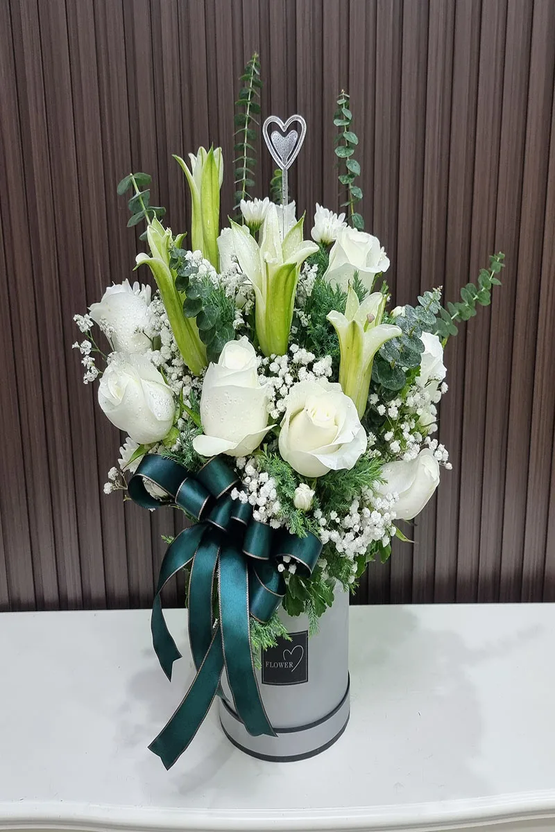 แจกันดอกไม้สดสีขาว แจกันดอกไม้สดสีขาว