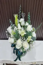 แจกันดอกไม้สดสีขาว