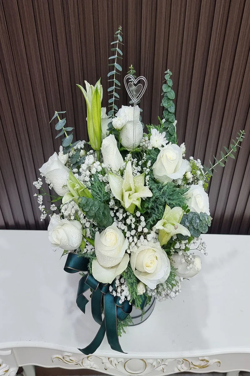 แจกันดอกไม้สด แจกันดอกไม้สดสีขาว