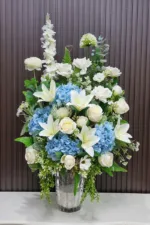 แจกันดอกไม้ประดิษฐ์สีขาวฟ้า