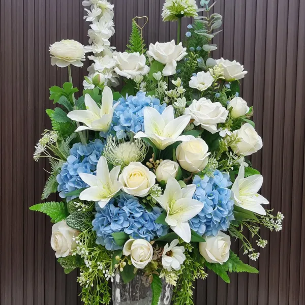 แจกันดอกไม้ประดิษฐ์สีขาวฟ้า