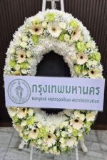 พวงหรีดดอกไม้สีขาว