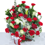 กระเช้าดอกไม้สดโทนสีแดง