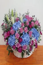กระเช้าดอกไม้สดสีม่วงฟ้า