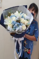 ช่อดอกไม้ประดิษฐ์สีขาวฟ้า