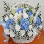กระเช้าดอกไม้สีฟ้าดอกไฮเดรนเยียฟ้า