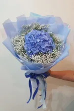 ช่อดอกไม้สดสีฟ้า