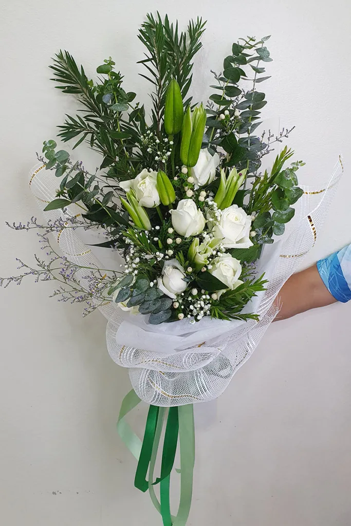 ช่อดอกไม้สดสีขาวเขียว