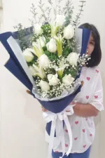 ช่อดอกไม้สดสีขาวห่อสีน้ำเงิน