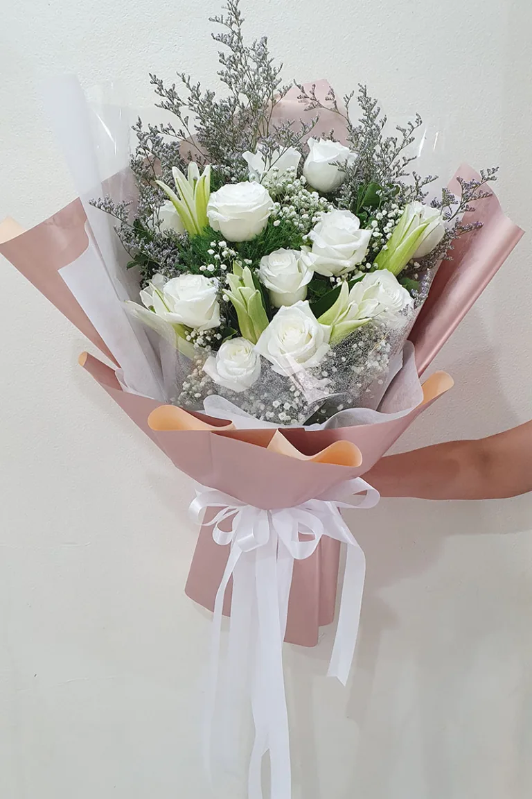 ช่อดอกไม้สดสีขาวห่อสีพีช