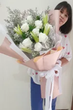 ช่อดอกไม้สีขาวห่อสีชมพูพีช