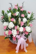 กระเช้าดอกไม้สีชมพูขาว