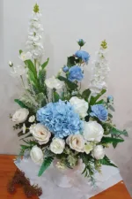 แจกันดอกไม้ประดิษฐ์สีฟ้าขาว