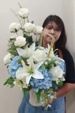 แจกันดอกไม้ประดิษฐ์สีฟ้าขาว