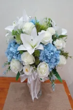 แจกันดอกไม้ประดิษฐ์สีฟ้าขาว