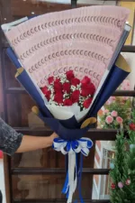 ช่อเรียงแบงค์ร้อยในช่อดอกไม้