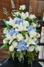 แจกันดอกไม้ประดิษฐ์สีขาวฟ้า