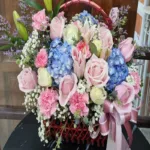 กระเช้าดอกไม้สดสีชมพูฟ้า
