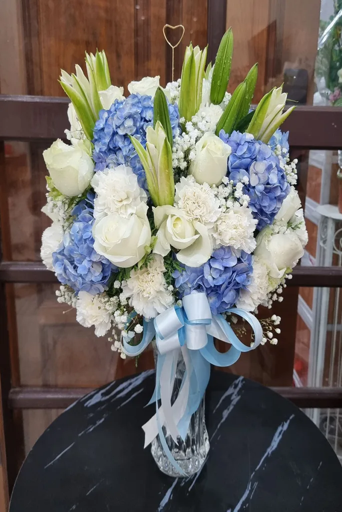 แจกันดอกไม้สดสีฟ้าขาว