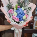 ช่อดอกไม้สดสีฟ้าชมพู