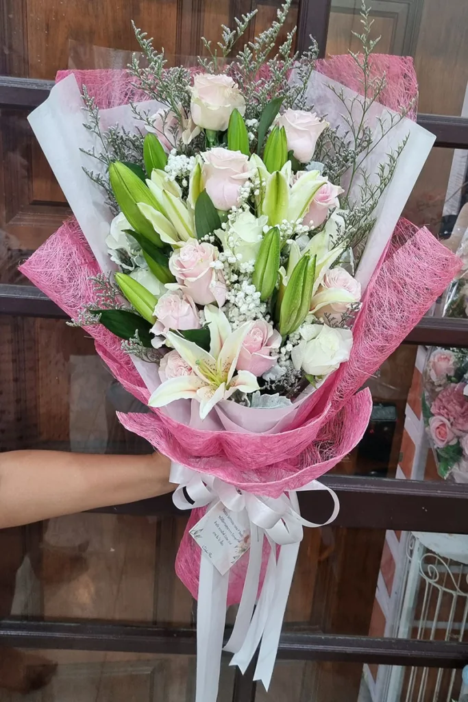 ช่อดอกไม้สดสีชมพู