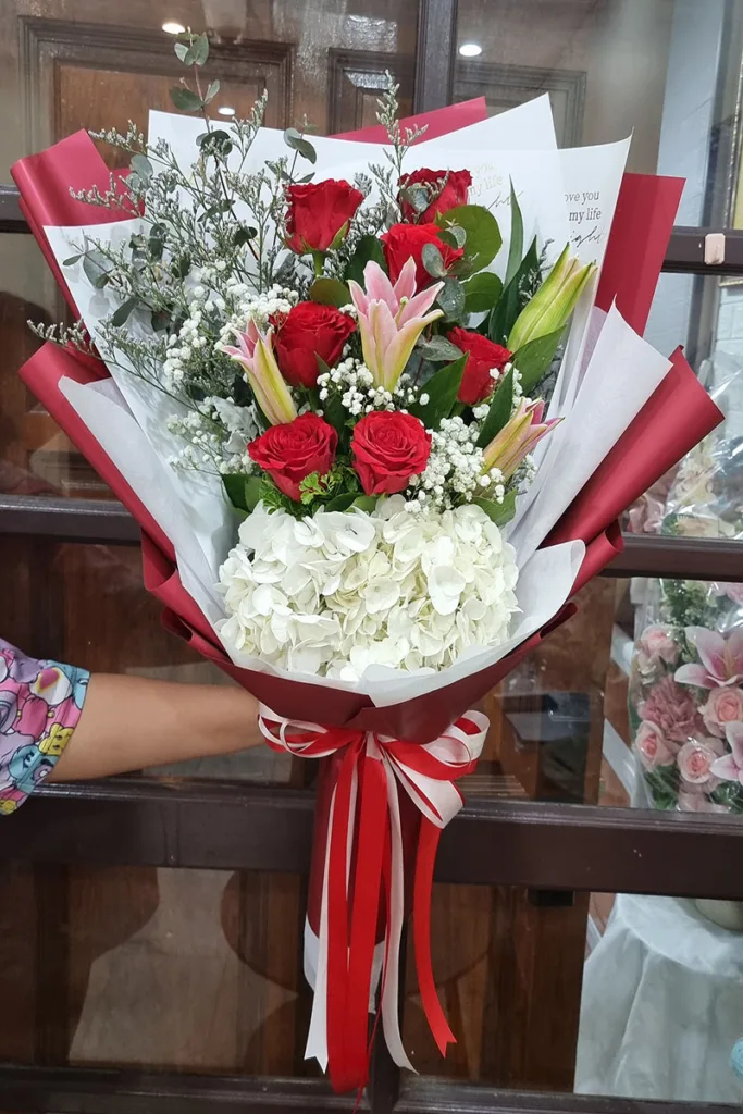 ช่อดอกไม้สดสีแดงขาว