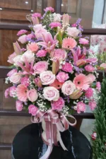 แจกันดอกไม้สดสีชมพู