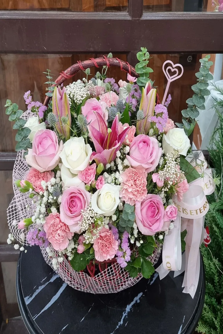 กระเช้าดอกไม้สดสีชมพู