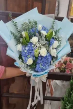 ช่อดอกไม้สีฟ้าขาว