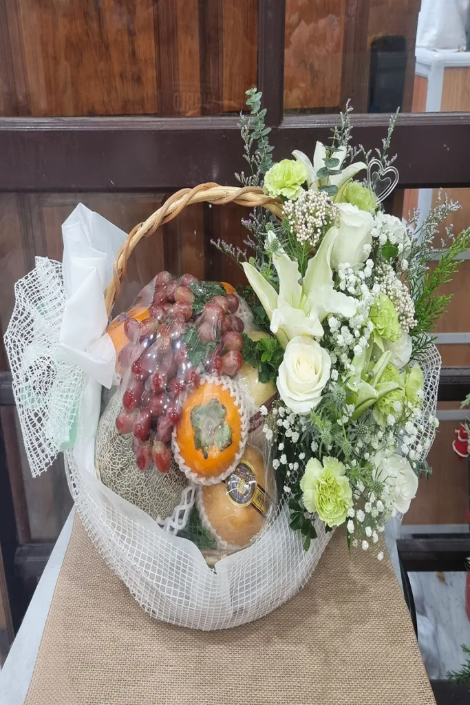 กระเช้าผลไม้ดอกไม้สด