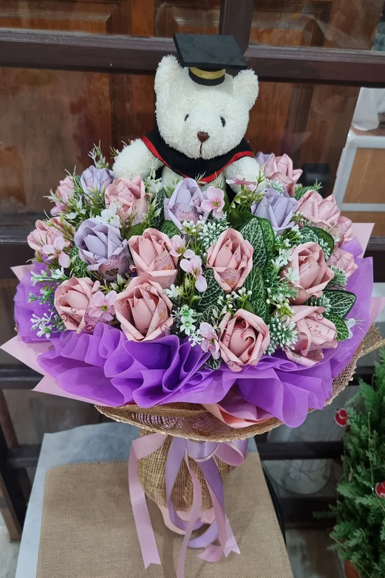 ช่อแบงค์พับกับตุ๊กตารับปริญญา
